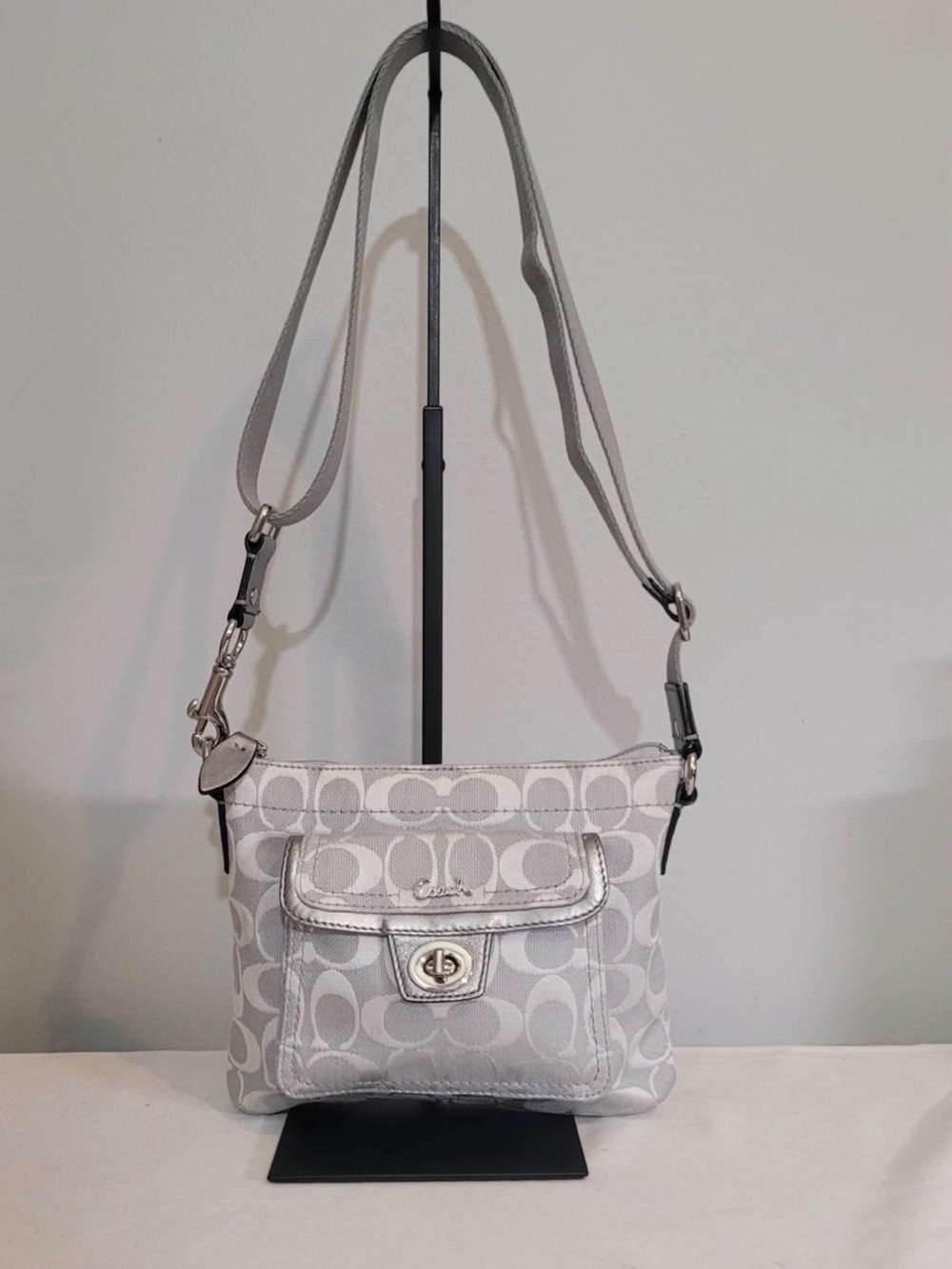 COACH Penelope Signature Turn Lock Swingpack Crossbody Bag Gray White
Canvas